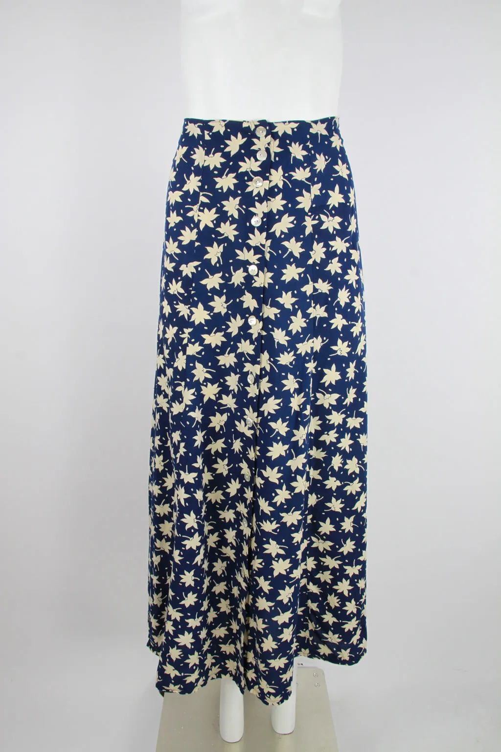 90s Blue with cream flowers midi skirt with button front – S
