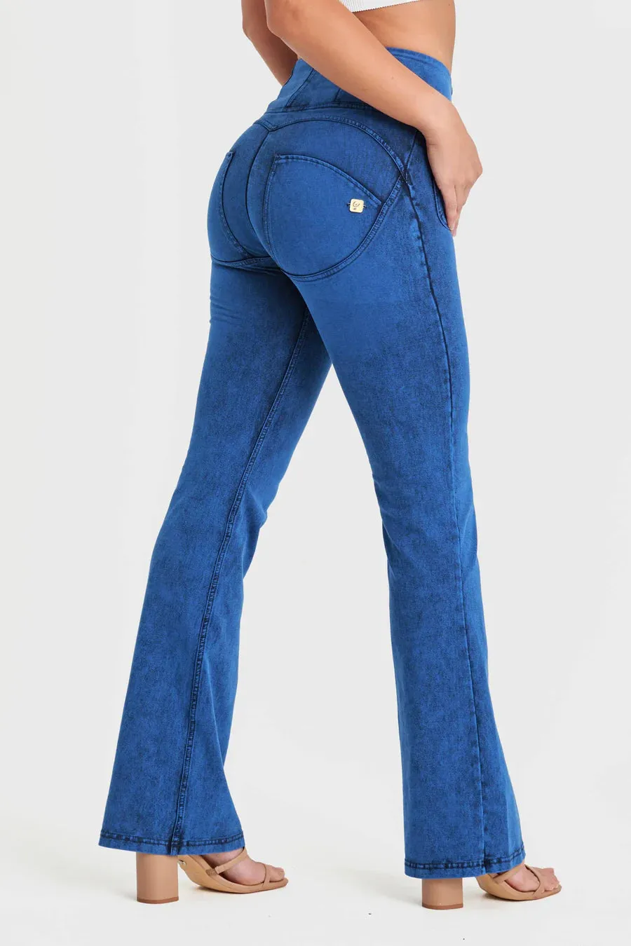 WRUP11HF209-J101B Helder Blauwe WR.UP® Flared Jeans met een Hoge Taille en Patch Pockets